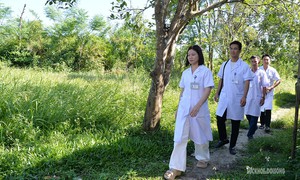 Theo chân bác sĩ vượt biển chăm sóc sức khỏe người dân đảo Vĩnh Thực