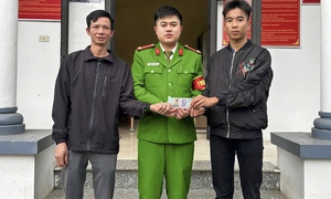 Nhận tiền chuyển nhầm, nam sinh lớp 12 tìm người trả lại