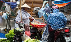 Không khí lạnh gây mưa lớn cho miền Trung, biển động mạnh