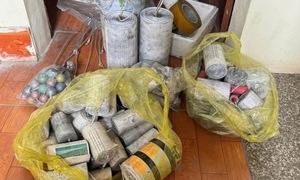 Nhóm học sinh lớp 11 tự sản xuất pháo rồi bán trên mạng dưới danh nghĩa 'quà Tết'