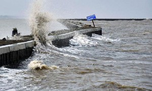 Cảnh báo mưa dông mạnh nhiều khu vực ven biển miền Trung