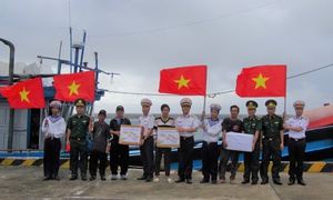 Đảo Trường Sa trao quà Tết cho ngư dân tàu cá Gia Lai