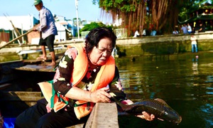 Người TPHCM thuê ghe ra giữa sông để thả cá, tiễn ông Công, ông Táo