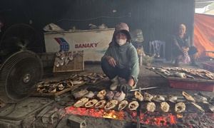 Làng cá nướng Cửa Lò thức cùng lửa Tết