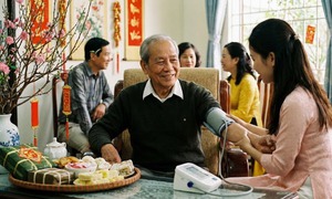 Vì sao người già dễ tăng huyết áp dịp Tết dù uống thuốc đều?