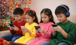 Trẻ xem điện thoại suốt kỳ nghỉ Tết: Cấm đoán cực đoan hay quản lý thông minh?