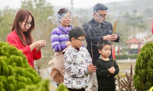 Người dân dậy sớm đi tảo mộ, mời tổ tiên về đón năm mới