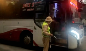 Phạt gần 188 triệu đồng xe khách chở 48 người trên xe 23 chỗ chạy cao tốc Nội Bài - Lào Cai