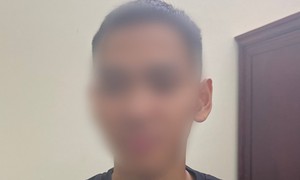 Nam thanh niên bị lộ hành vi đánh bạc trên điện thoại từ tin báo