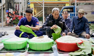'Hàng xóm' sang trạm cứu hỏa gói bánh chưng: Tết ấm tình quân dân