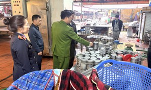 Hai mẹ con sản xuất giò chả, xúc xích số lượng lớn chứa hàn the