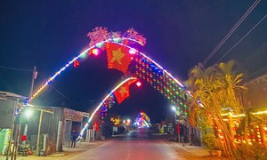 Rực rỡ cây nêu ngày Tết trên cao nguyên Đắk Lắk