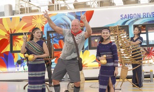 Du khách hào hứng trải nghiệm dạo sông Sài Gòn, nghe cồng chiêng Tây Nguyên dịp Tết 