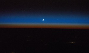 Hướng dẫn cách 'săn' sao Thủy sáng nhất trên bầu trời hoàng hôn chiều mùng 3 Tết