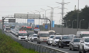 Chưa hết nghỉ Tết, dòng xe nối đuôi đổ dồn về Hà Nội