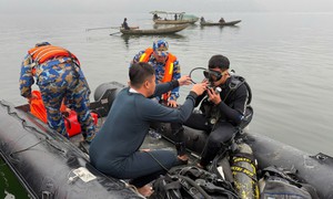 Video hơn 500 người cùng xuồng máy, môtô nước... tìm kiếm nạn nhân vụ lật tàu ở hồ Thác Bà