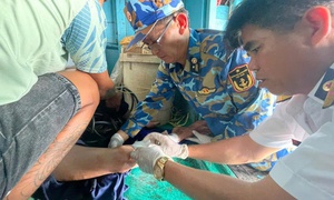 Nhà giàn DK1/10 cấp cứu ngư dân Đồng Tháp gặp nạn trên biển