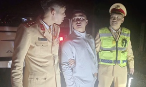 Tạm giam tài xế chống người thi hành công vụ khi bị kiểm tra nồng độ cồn