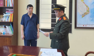 Làm giả giấy khám sức khỏe, 2 người bị khởi tố