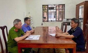 Chích điện khi vợ đang ngủ, người chồng bị điều tra về hành vi giết người