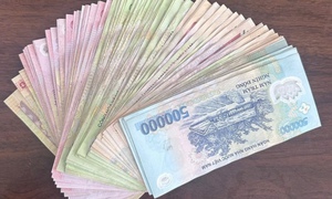 Nhặt được 16 triệu đồng giữa đêm, nhóm bạn trẻ làm điều khiến CSGT bất ngờ