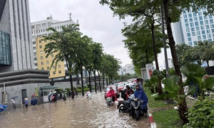 Cảnh báo mưa dông kèm lốc sét khu vực nội thành Hà Nội