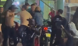 Mâu thuẫn khi mời bia, nhóm thanh niên dùng dao, mũ bảo hiểm đánh nhau