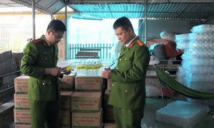 Triệt phá cơ sở sản xuất hơn 60.000 lít giấm giả