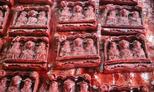 Người dân làng Địa Linh thức dậy từ sớm, quần quật cả ngày chạy hàng tượng ông Táo