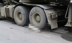 Xe máy va chạm xe đầu kéo khiến mẹ tử vong, con trai nguy kịch