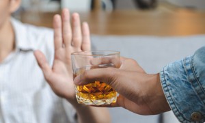 Từ chối chén rượu mừng ngày Tết: Kém nhiệt tình hay hành động văn minh? 