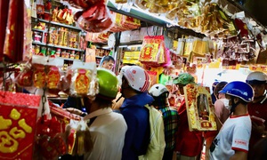 Chợ ‘cõi âm’ ở TPHCM đông nghịt khách mua đồ cúng ông Táo