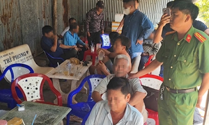 14 người cá cược qua mạng 'ĐÁ GÀ 67' bị bắt quả tang