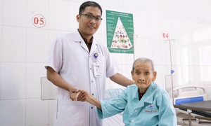 Phẫu thuật thay khớp háng bán phần cho Mẹ Việt Nam Anh hùng 106 tuổi