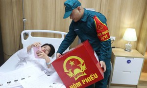 Bệnh nhân nén đau sau phẫu thuật, tự tay bỏ phiếu bầu cử