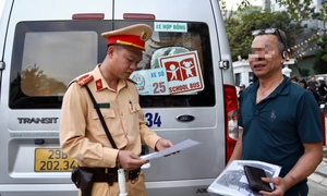 Hà Nội: Kiểm tra xe chở học sinh, tài xế được test nồng độ cồn, ma túy