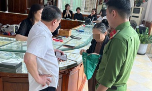 Tin lời công an ‘dởm’, cụ bà mang 19 chỉ vàng đi bán