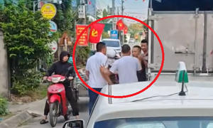Nhường đường cho ô tô đi, tài xế xe tải bất ngờ bị 3 thanh niên lao vào đánh