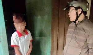 Hết Tết, thầy cô vùng cao lại vào bản 'gõ cửa' từng nhà đưa học sinh trở lại lớp