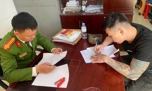 Cưỡng chế người đàn ông cản trở lực lượng làm nhiệm vụ trước cổng bệnh viện