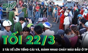 Hãi hùng clip 2 tài xế lớn tiếng cãi vã, đánh nhau chảy máu đầu giữa đường ở TPHCM