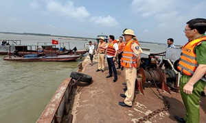 Vụ chìm tàu hút cát ở sông Hồng: Đã tìm thấy thi thể 1 nạn nhân