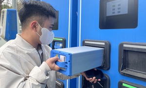 Theo chân người dùng đổi pin xe máy điện tại Hà Nội