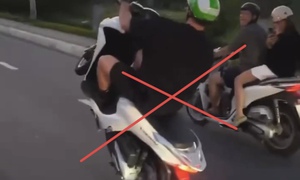 Người đàn ông nước ngoài được mời đến CSGT làm việc do 'bốc đầu xe máy'