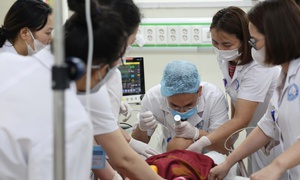 Xe 29 chỗ lao xuống vực ở Tam Đảo: Có 1 nạn nhân nữ bị thương rất nặng