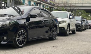 Người dân đến từ sớm trong những ngày đầu áp dụng kiểm định khí thải mới