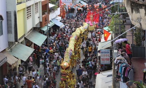 Hàng ngàn người tập trung ở Chợ Lớn xem lễ diễu hành Tết Nguyên tiêu