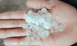 Nhiều khu vực ở Hà Nội sáng nay có mưa đá