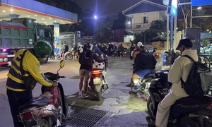 Người dân xếp hàng dài chờ đổ xăng lúc nửa đêm ở Hà Nội