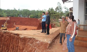 Đồng Nai dừng thi công đoạn đường khiến nhà dân chênh vênh mép vực